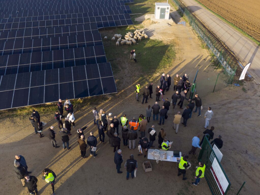 Vue du ciel de la visite de site lors de l'inauguration de la centrale de Baignolet. les invités et élus ont pu se balader au milieu des brebis lors de cette visite