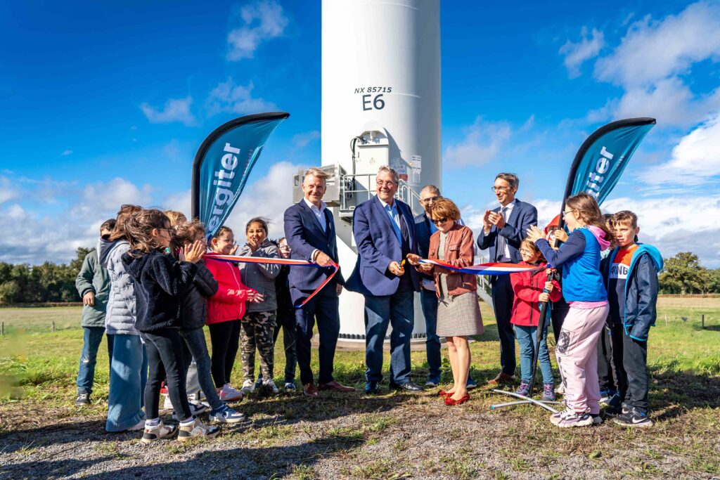 Coupé de ruban lors de l'inauguration du parc éolien d'Ids-Saint-Roch dans le berry