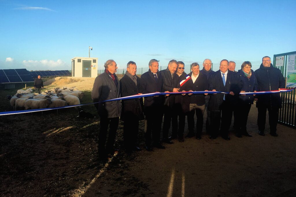 le coupé de ruban lors de l'inauguration de la centrale solaire de Baignolet en présence de personnalités politiques locales.