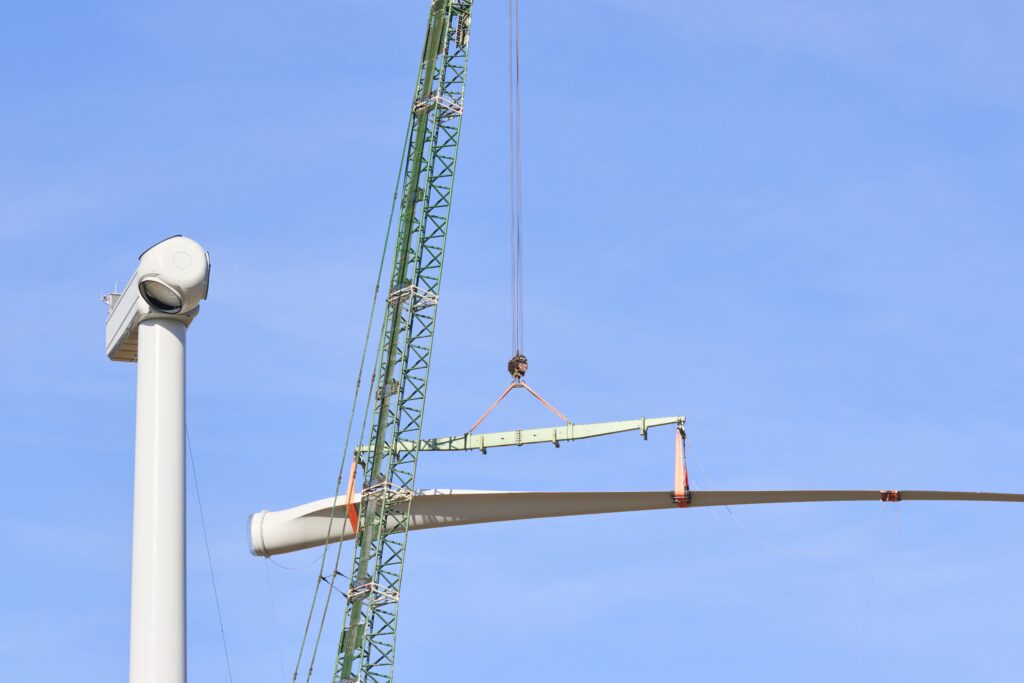 Pose des pales sur la construction du parc éolien de ROMA, Romazières Saleignes (17)
