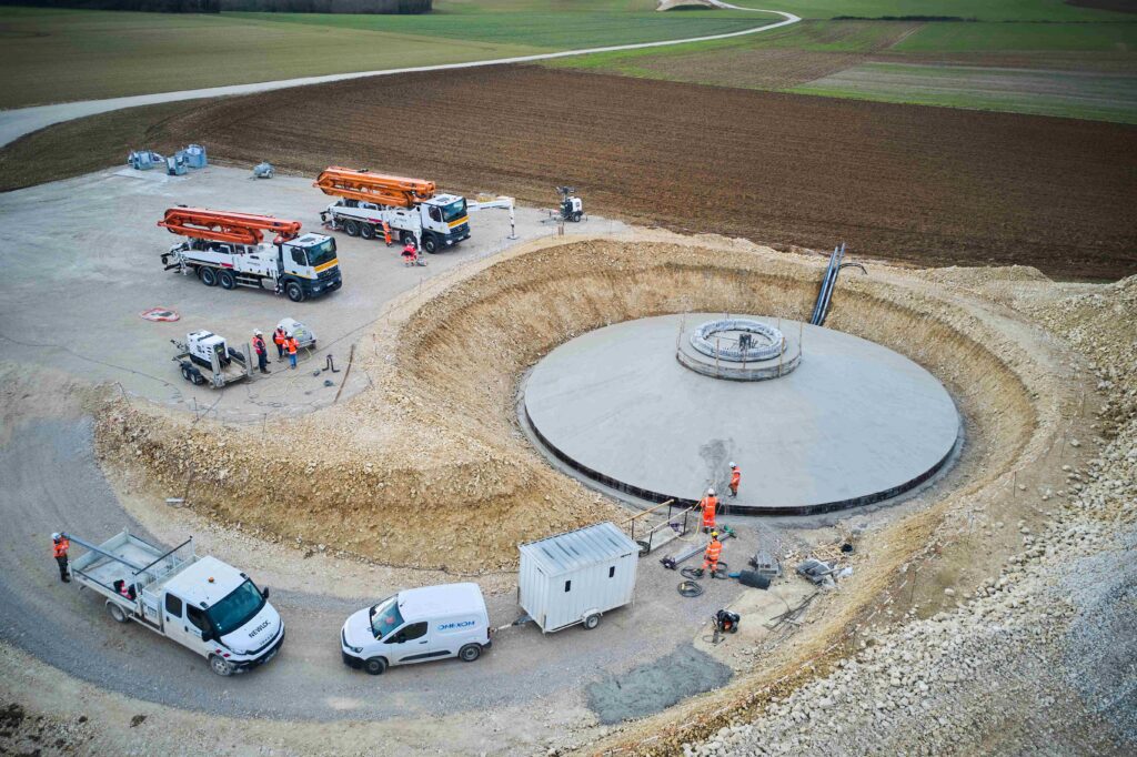 coulage des fondations sur le parc éolien de Romazières sur les communes de Romazières et Saleignes