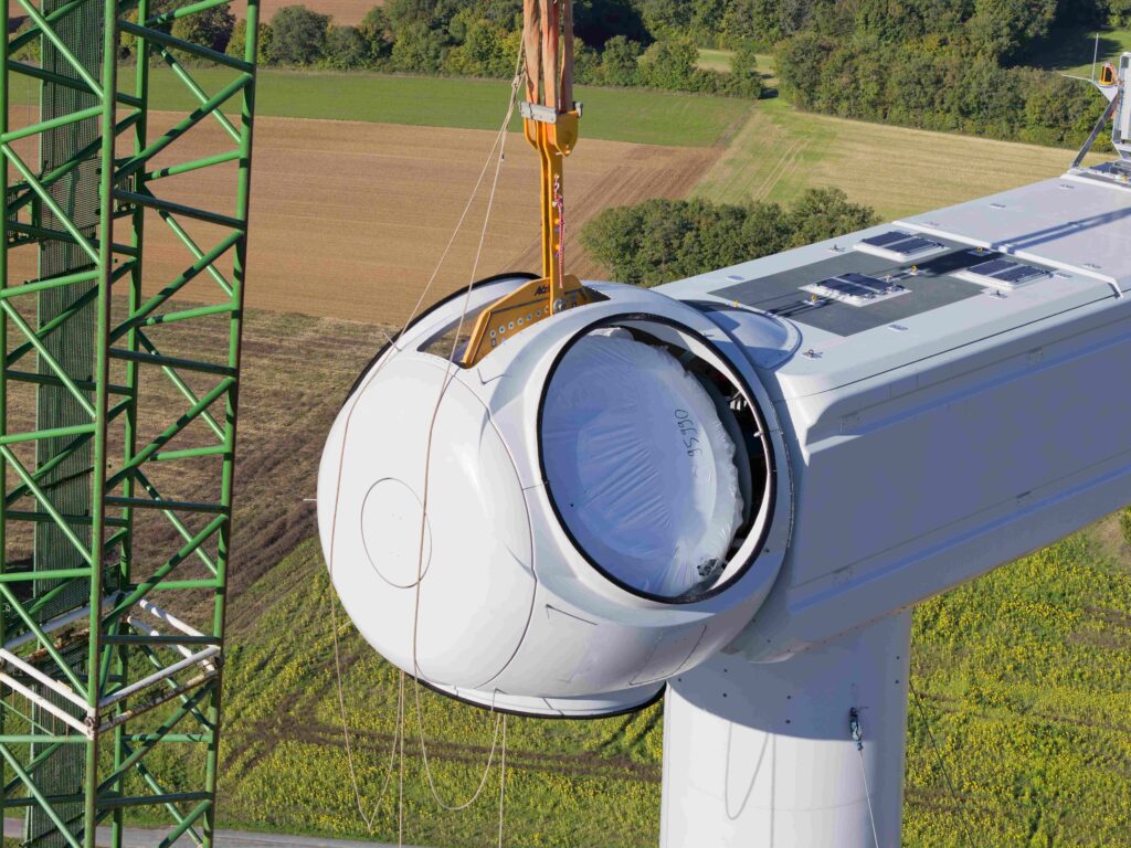 Construction du parc éolien de ROMA, Romazières et Saleignes en Charente Maritime (17). Pose de la nacelle et du hub/
