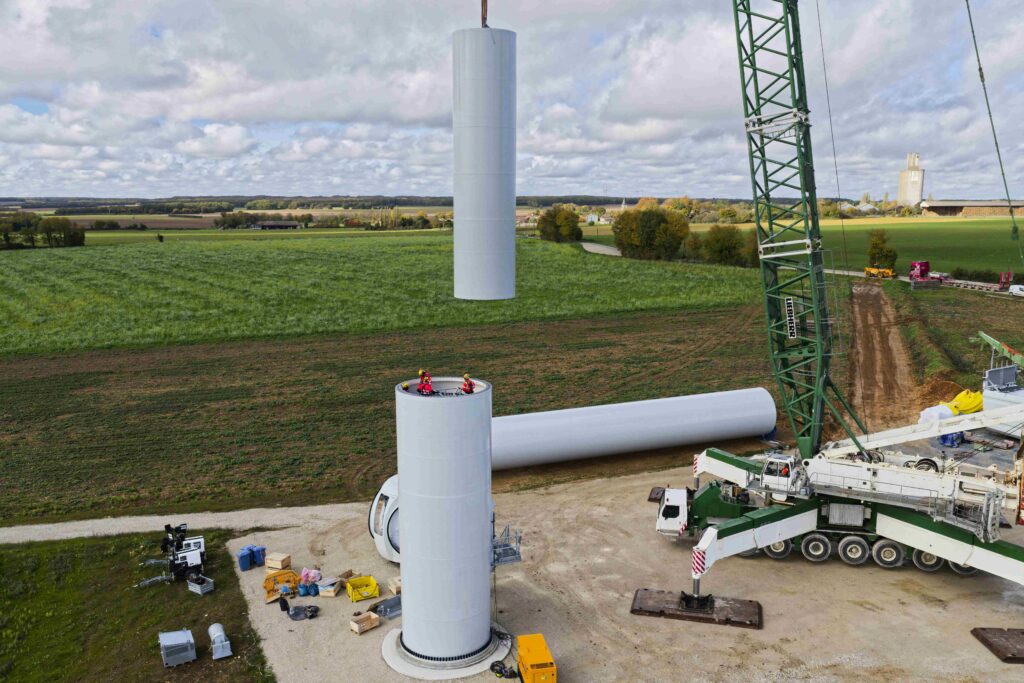 Construction du parc éolien de Romazières et Saleignes en Charente Maritime (17), pose des deux premières parties du mat