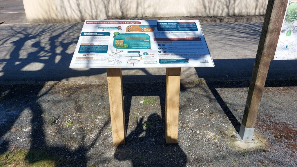 panneau pédagogique sur la place de la commune de Romazières, informations sur la biodiversité présente aux alentours du parc éolien de Romazières Saleignes