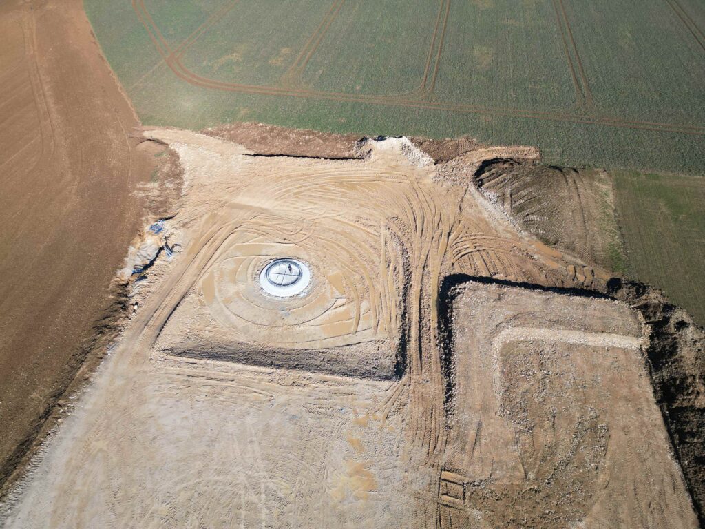 remblaiement des fondations sur le chantier du parc éolien de Romazières Saleignes