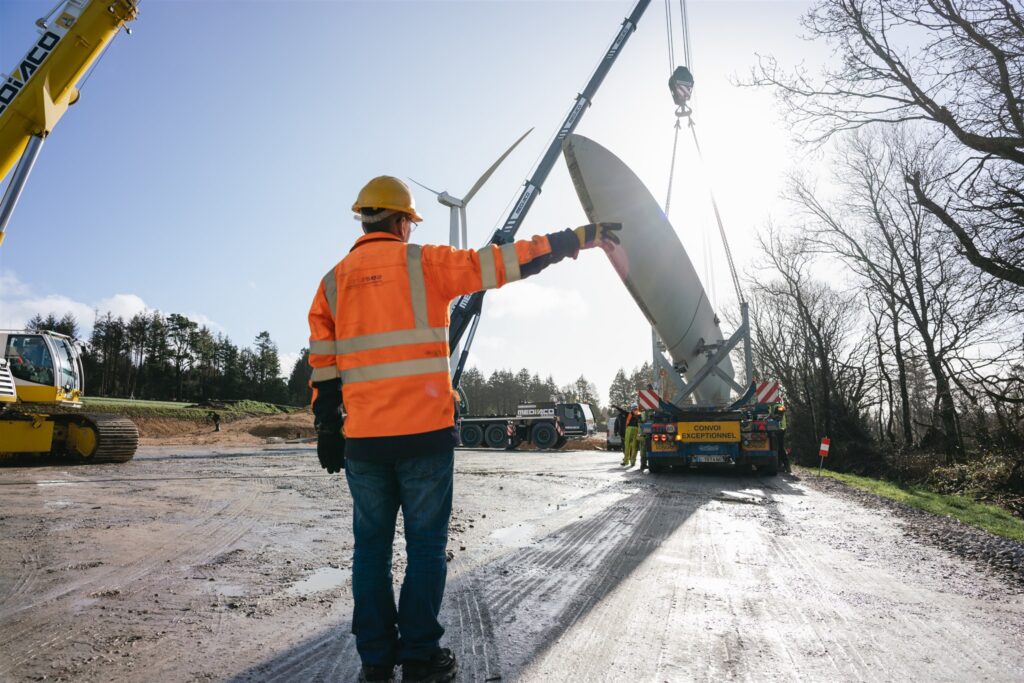 Évacuation des pales après démontage du parc éolien de Plomodiern pour repowering - parc éolien de Phenix, energiter