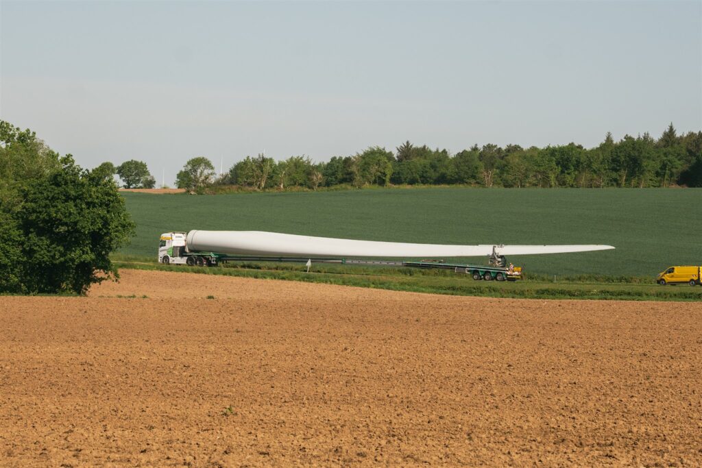 Acheminement des nouvelles éoliennes pour le parc éolien de Phenix dans le Finistère (29) repowering par energiter