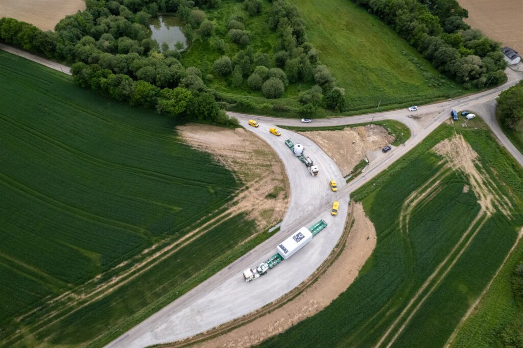 Convois d'acheminement des composants des nouvelles éoliennes du parc éolien de Phenix dans le Finistère (29), repowering par energiter