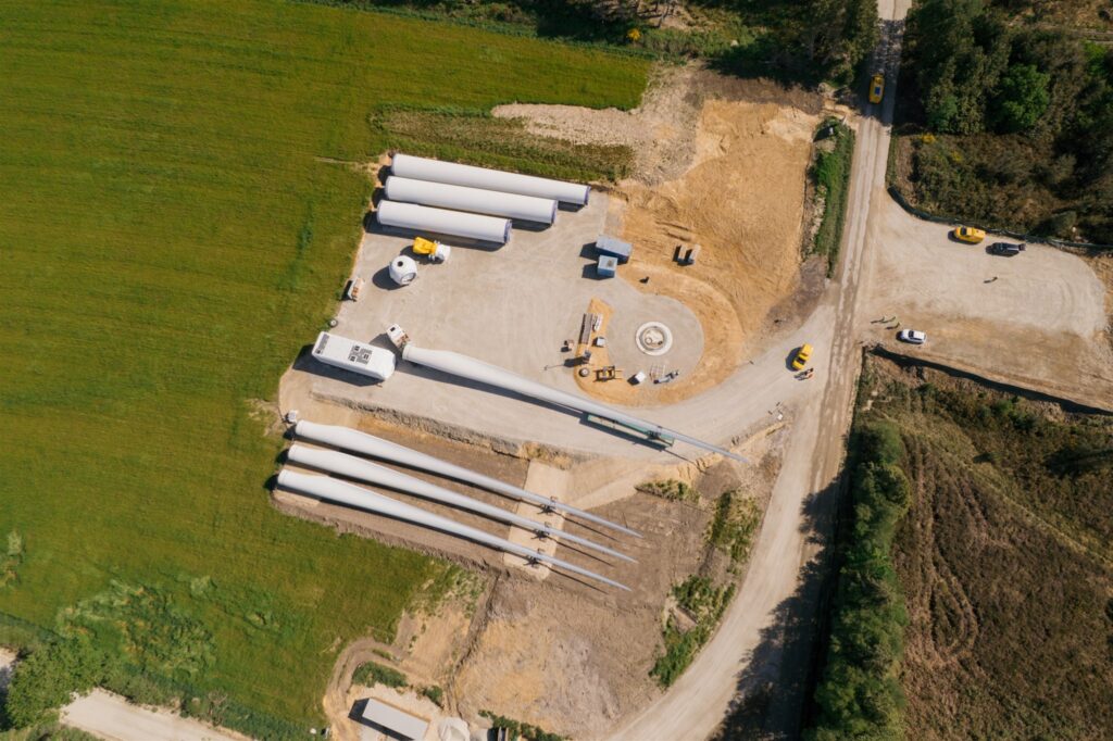 Réception des composants du parc éolien de Phenix, 4 éoliennes, repowering du parc éolien de Plomodiern par Energiter