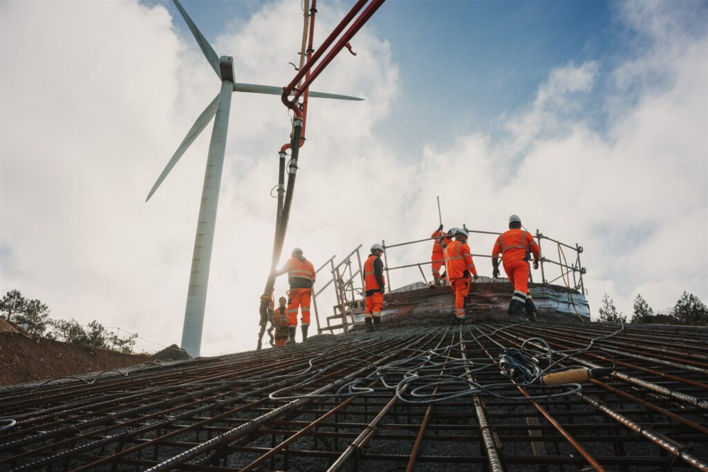 Coulage des fondations du parc éolien de Phenix, repowering du parc de Plomodiern dans le Finistère (29) par energiter