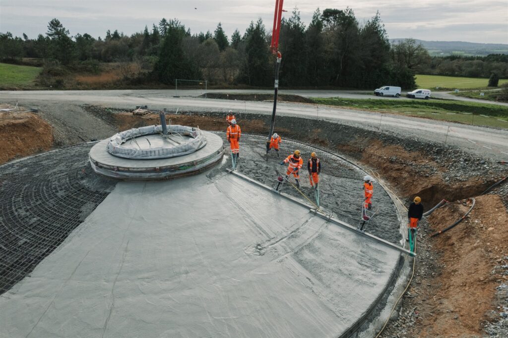 Coulage des fondations du parc éolien de Phenix, repowering du parc de Plomodiern dans le Finistère (29) par energiter
