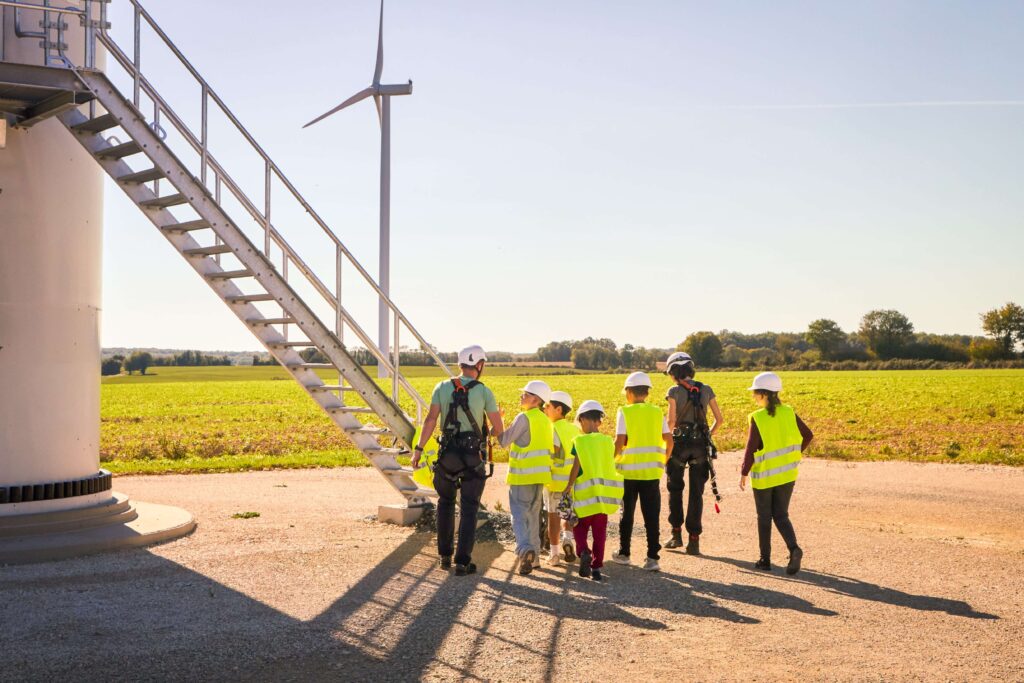 _R8A0884-compressed les élèves de l'école de Néré à l'inauguration du parc éolien de Romazières & Saleignes en Charente-Maritime