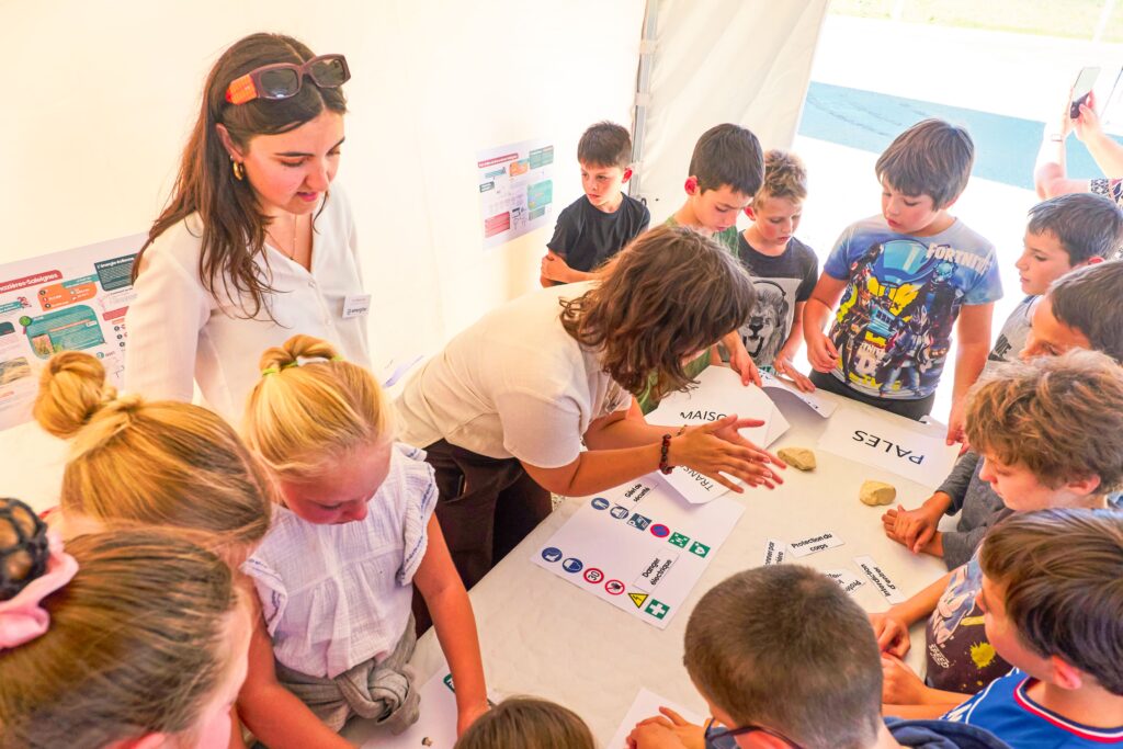 _R8A0912 les élèves de l'école de Néré à l'inauguration du parc éolien de Romazières & Saleignes en Charente-Maritime